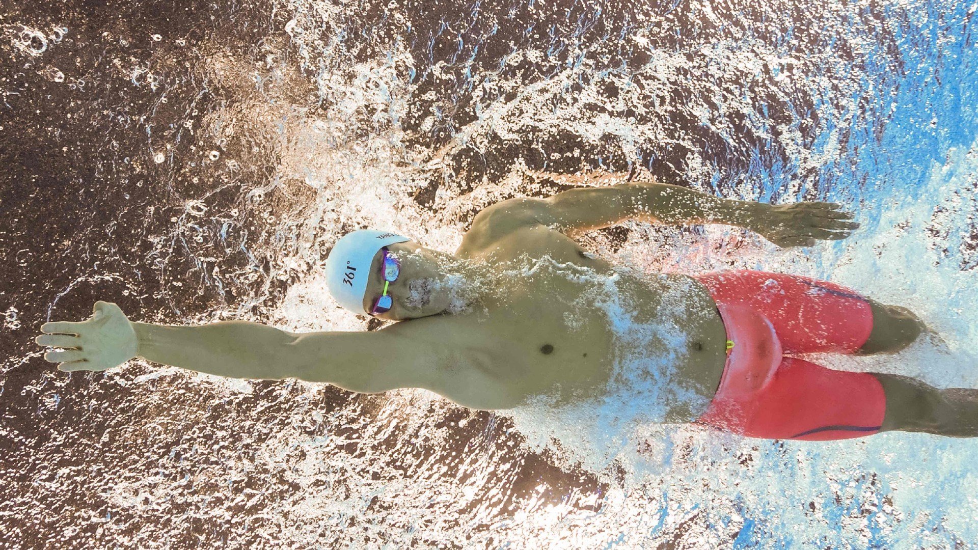 叶夫根尼娅·奇库诺娃冲线瞬间点燃赛场，叶夫根尼·奇吉舍夫